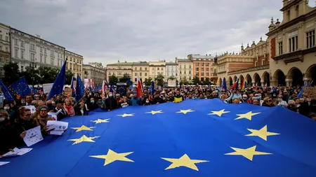 Manifestații de amploare în Polonia. Zeci de mii de oameni au ieșit în stradă de teama unui eventual „Polexit” | FOTO