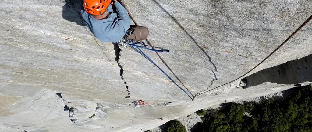 Doi alpiniști au reșit să urce pe monolitul El Capitan utilizându-și doar mâinile și picoarele. Înregistrarea care îți taie respirația