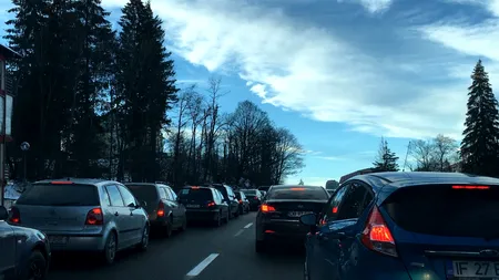 Coșmar pentru românii care se întorc din vacanță pe Valea Prahovei. Rutele ocolitoare recomandate de polițiști, blocate și ele. VIDEO