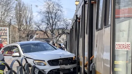 Accident teribil în București: Pietoni spulberați după un impact între un tramvai și o mașină
