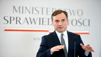Polonia vrea extrădarea fostului ministru al Justiției, Zbigniew Ziobro, care a fugit în SUA și s-a angajat în presă, deși încă este deputat