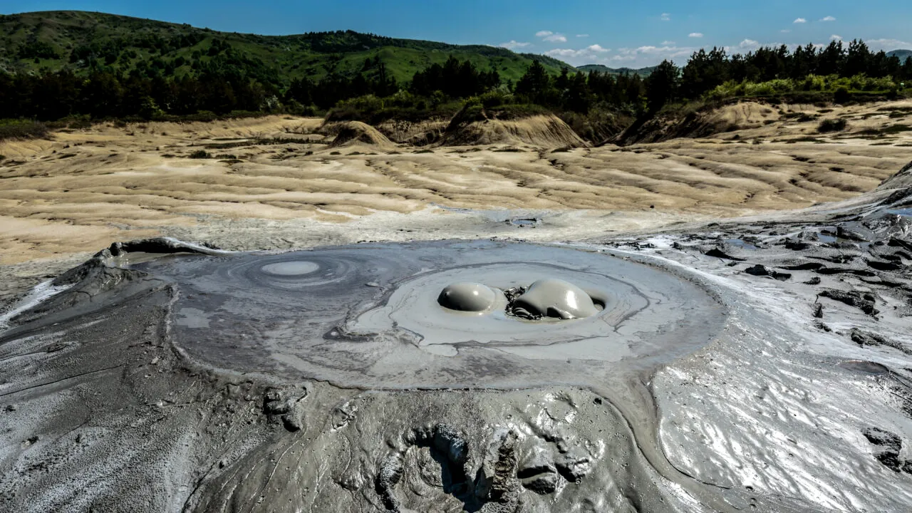 Vulcanii Noroioși – locul desprins de pe o altă planetă