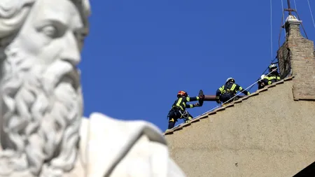 Pompierii instalează coșul de fum pe Capela Sixtină. Vaticanul se pregătește de alegerea noului Papă