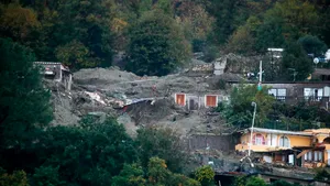 FOTO | Alunecare de teren pe insula italiană Ischia, după o serie de ploi torențiale. Opt oameni au murit și alți 13 sunt dați dispăruți