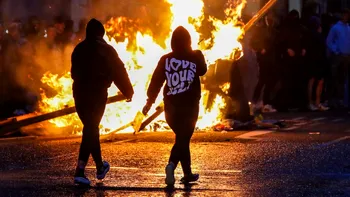 Mai mulți români, „prea speriați” ca să mai stea în Ballymena după ce locuințele le-au fost ATACATE: „Copiilor le este frică și nouă ne este frică”