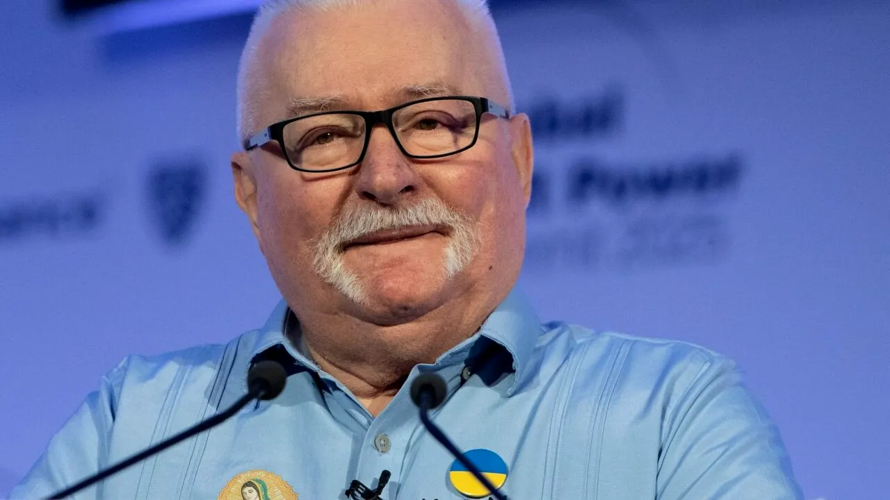 Nicușor Dan l-a decorat pe Lech Walesa, fost președinte al Poloniei și disident anticomunist, cu „Steaua României” în grad de Mare Cruce