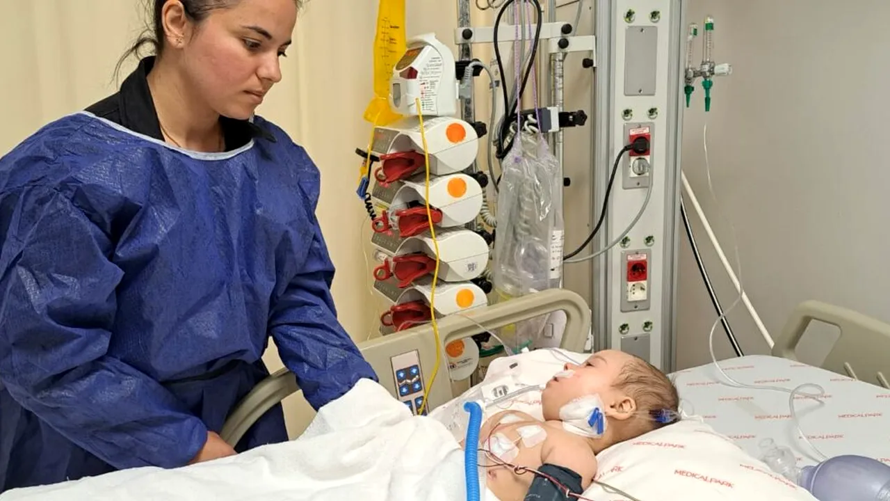 Bebeluș salvat din ghearele MORȚII. Familia micuțului are de achitat peste 16.000 € pentru operația care i-a redat viața