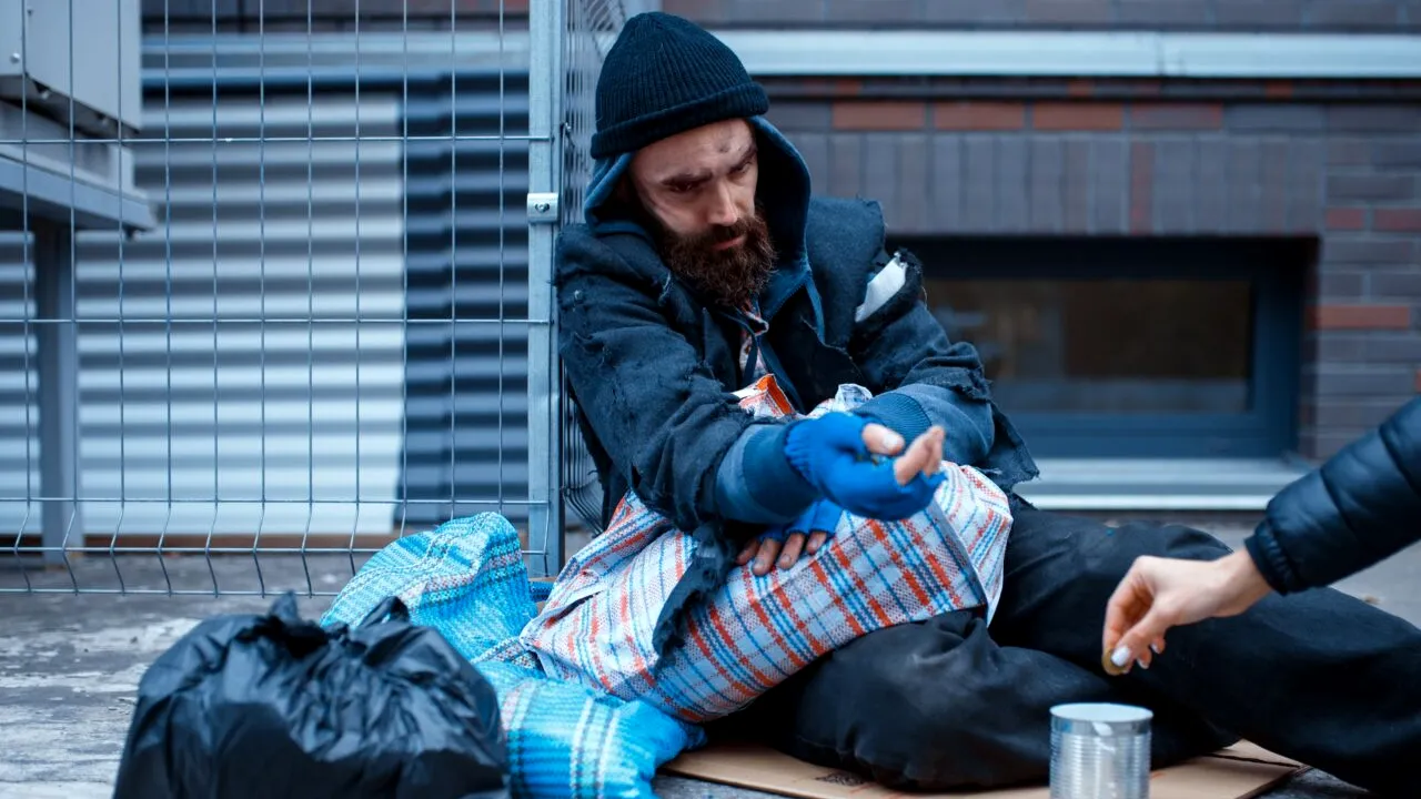 Cine este NELU, cerșetorul desculț din Iași, care a primit zeci de perechi de pantofi: 