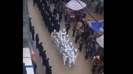 VIDEO | Polițiștii chinezi au defilat pe stradă cu persoane bănuite că au încălcat regulile impuse din cauza pandemiei