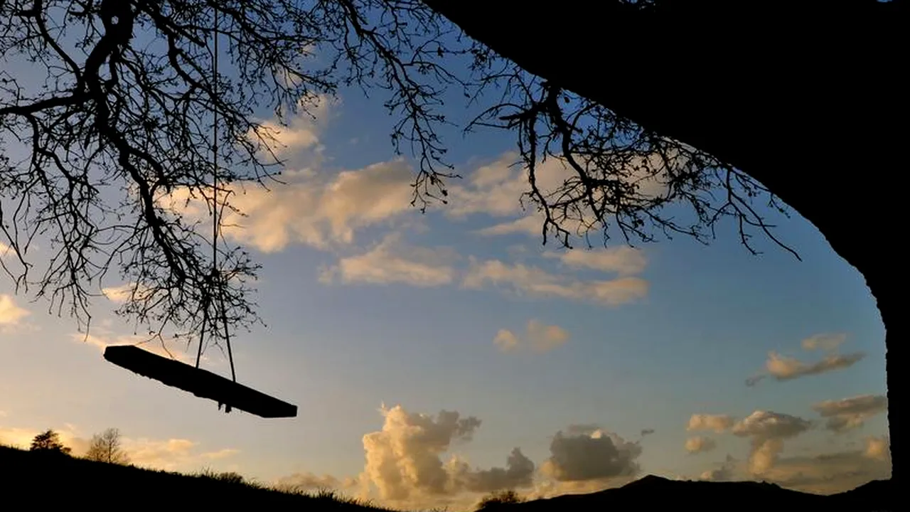 Un băiat de 12 ani s-a spânzurat în timp ce făcea un leagăn pentru sora lui