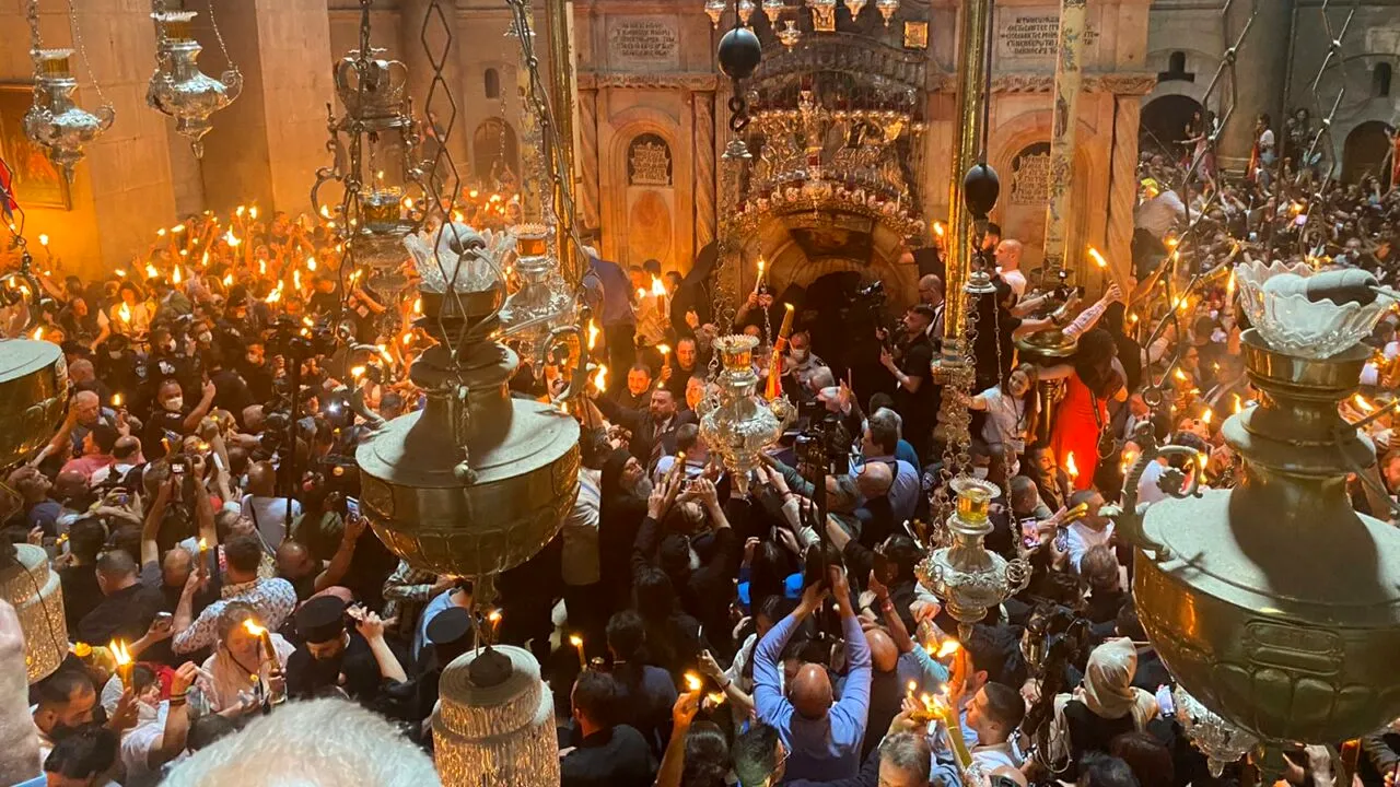 Sfânta Lumină, adusă de la Ierusalim în seara de ÎNVIERE / Cum se produce miracolul și ce măsuri stricte sunt luate