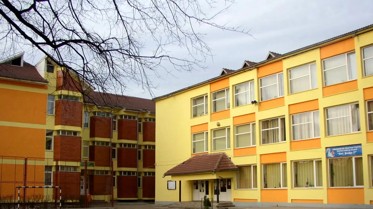 Elevă de clasa a V-a la o școală din Câmpina, bătută de două colege de clasă