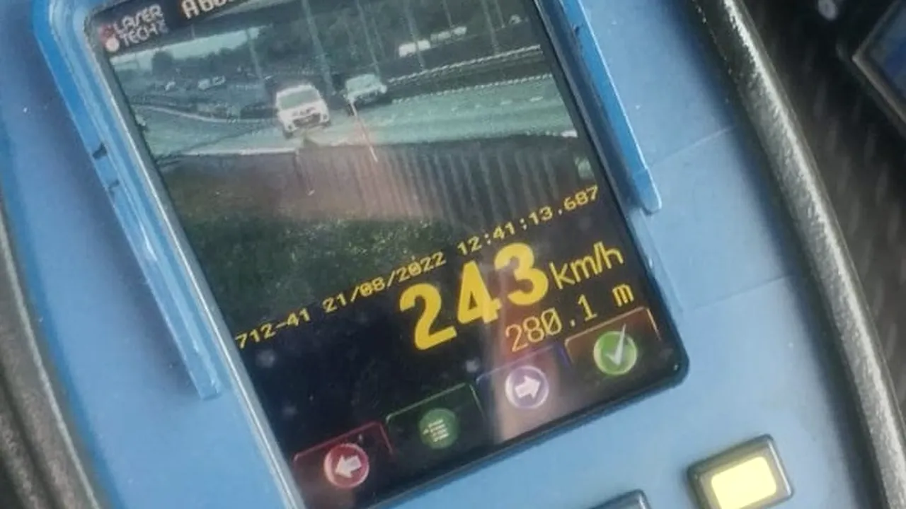 Inconștiență la volan: Un șofer a fost prins în Sibiu conducând cu 243 km/h, fără centură și cu doi minori neasigurați pe bancheta din spate. Ce amendă a primit