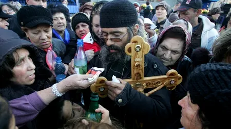 FOTOREPORTAJ. Cum a profitat Dan Diaconescu de moaștele de la Patriarhie