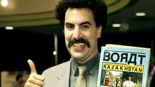„Borat, absolvent al Universității Trump. Sacha Baron Cohen îl ironizează pe președintele SUA într-un clip video „codificat