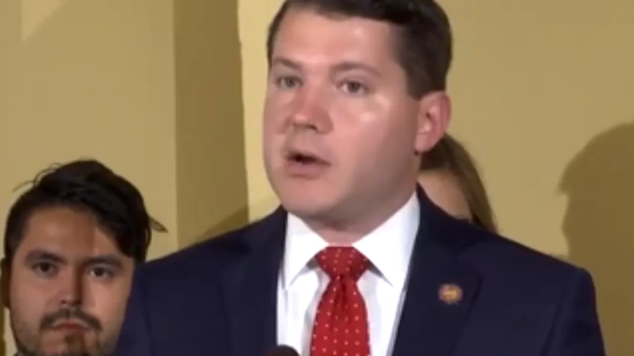 Politician anti-LGBT din partidul lui Trump, prins în timp ce făcea sex în birou cu un bărbat. Republicanul și-a dat demisia