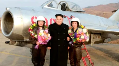 Primele femei din Coreea de Nord care pilotează avioane de vânătoare au plâns când au primit flori de la liderul Kim Jong-un