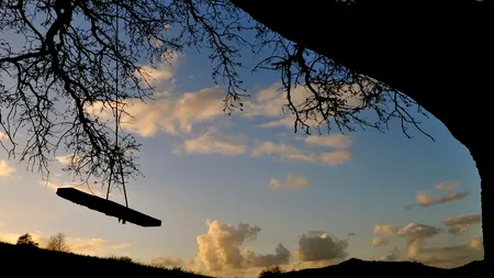 Un băiat de 12 ani s-a spânzurat în timp ce făcea un leagăn pentru sora lui