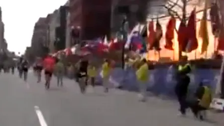 FOTO: Acesta este unul dintre posibilii autori ai masacrului din Boston. Ce se afla în rucsacul său