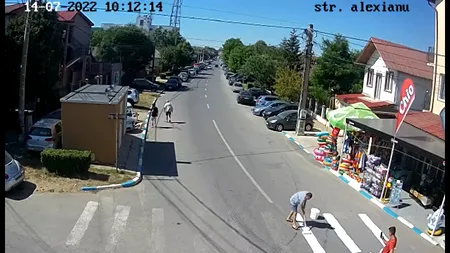 VIDEO | Un bărbat din Costinești și-a desenat propria trecere de pietoni într-o intersecție pentru ca oamenii să poată intra direct în magazinul lui