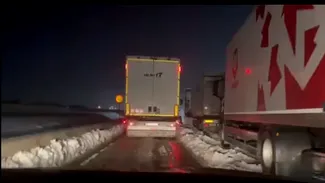 CNAIR a sesizat Poliția Rutieră după ce mai multe camioane au blocat o bandă pe Centura Capitalei, în dreptul unui depozit al unei firme de curierat