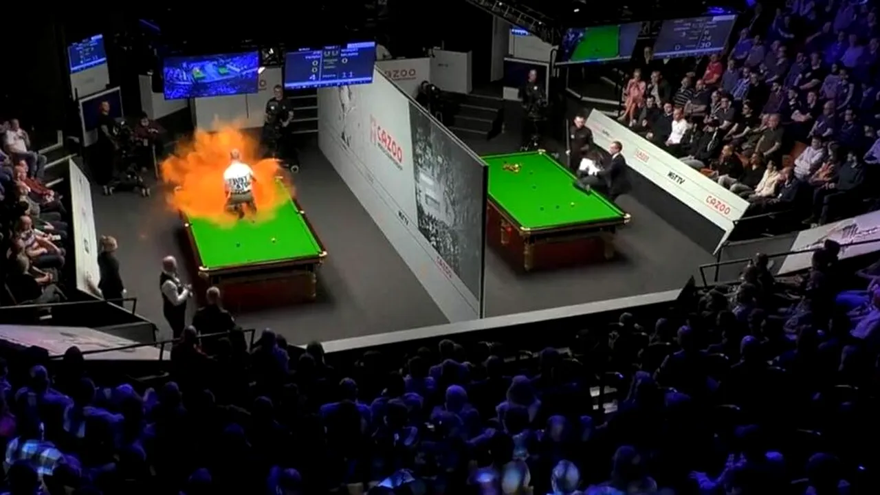 Ce s-a întâmplat la Campionatul Mondial de SNOOKER depășește orice imaginație! Un protestatar a distrus masa de joc cu un praf portocaliu! VIDEO