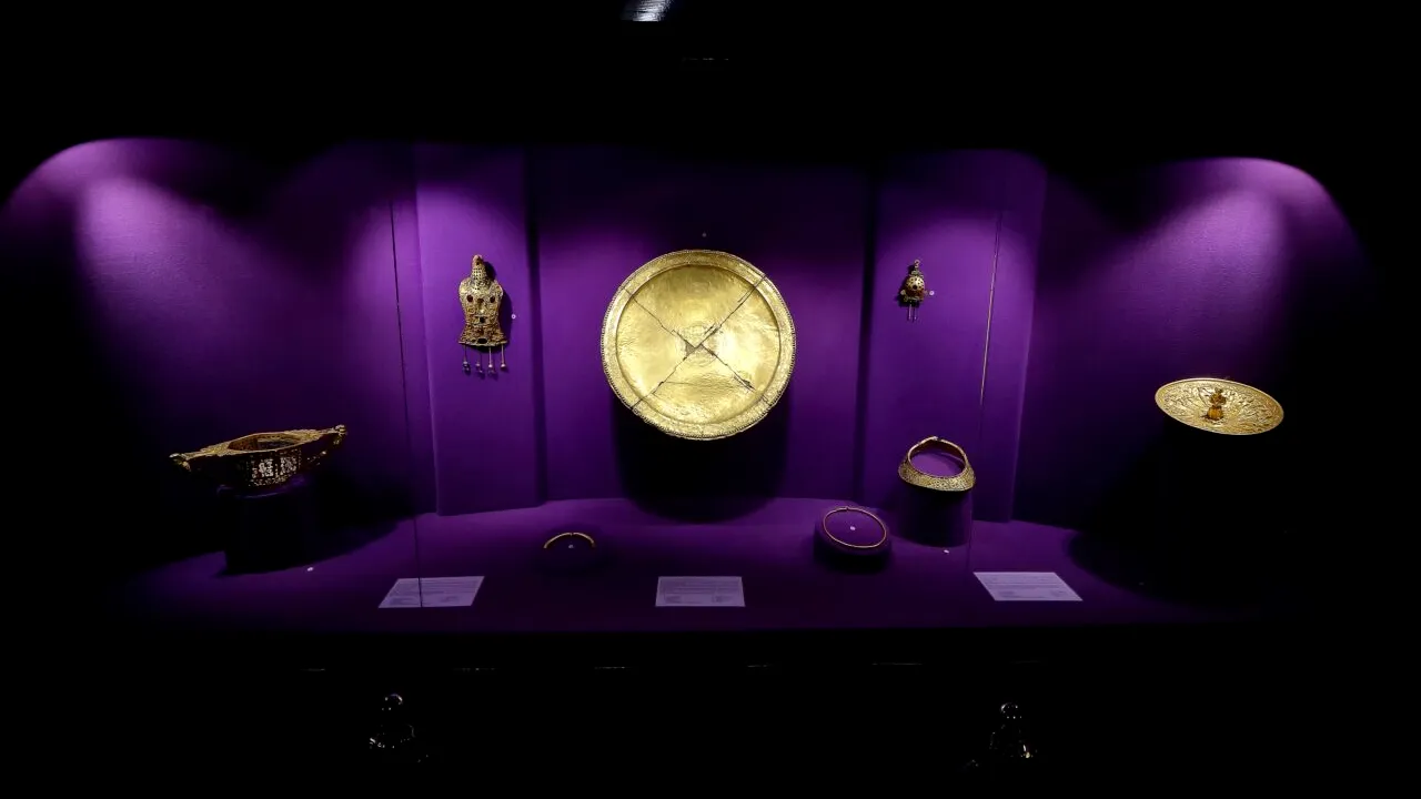 Povestea TEZAURULUI de la Pietroasa sau „Cloșca cu puii de aur”: Despre cum a fost descoperit, furat, salvat dintr-un incendiu și reținut de sovietici