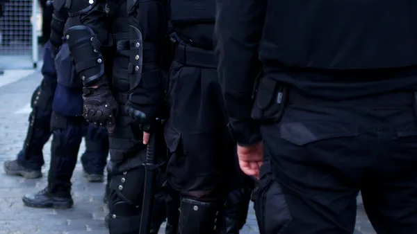 Rețea de escroci români la Viena. Schema prin care sute de firme au fost păgubite cu bunuri vândute ulterior în București