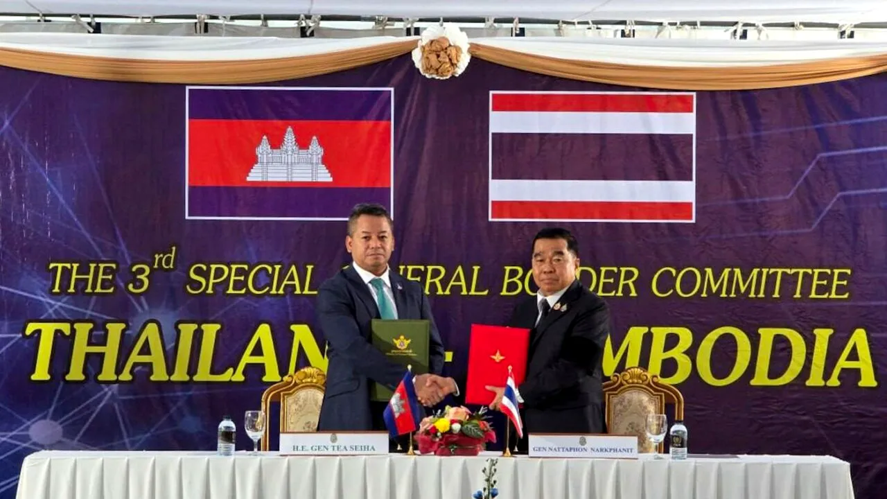 După săptămâni de lupte sângeroase, Thailanda şi Cambodgia au semnat un armistiţiu