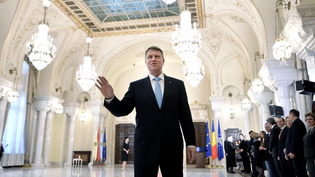 Președintele Klaus Iohannis, într-o poză devenită virală din timpul unei drumeții în Munții Parâng. Fotografia, postată pe Facebook de cioban