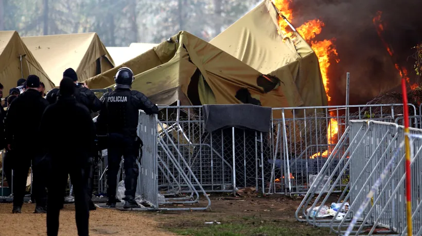 REVOLTĂ a imigranților ajunși în Slovenia: nemulțumiți de condiții, au DAT FOC unor pături și au distrus corturile puse la dispoziție de armată