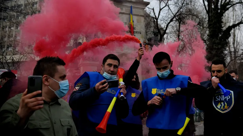 Val de proteste în țară. Polițiștii care manifestă la Cotroceni au folosit fumigene și s-au îmbrâncit cu jandarmii: „Ați primit ordin să ne bruscați, să ne gazați!” - FOTO/VIDEO