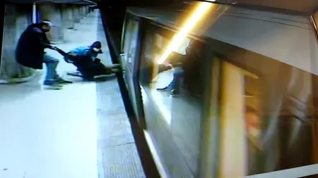 Video absolut șocant, la metrou, la Dristor! O fată a sărit pe șine și a fost salvată în ultima fracțiune de secundă de către doi călători!