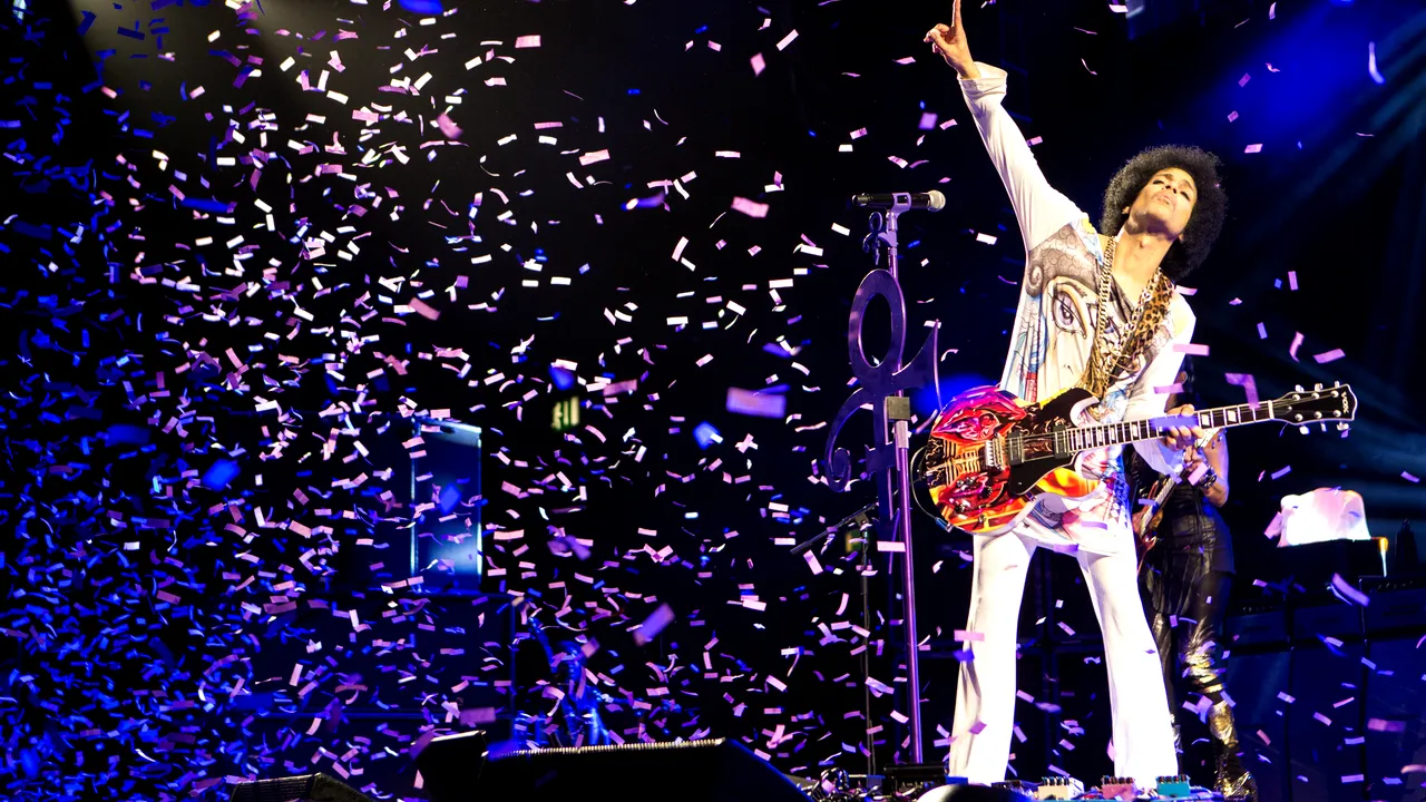 57 de ani, 1,57m, 50 de albume. Prince