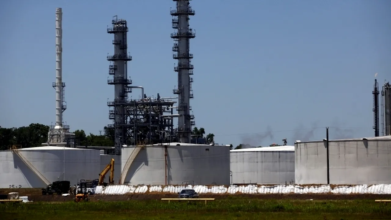 Petrolul trece de 100 de dolari, investitorii așteptând ca băncile centrale să susțină economia
