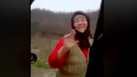 CÂNTĂ și DANSEAZĂ, după ce află că soțul ei va sta 6 luni LA ÎNCHISOARE