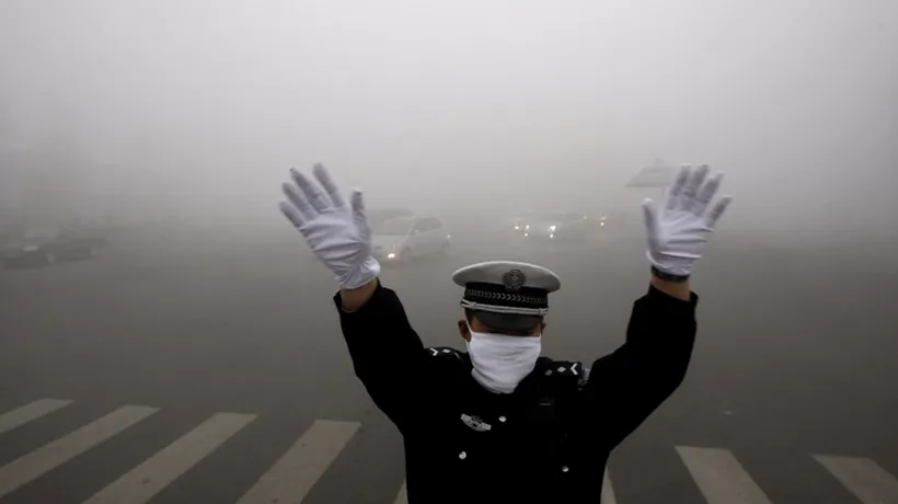 FOTO. Un nor de poluare a acoperit un întreg oraș din China. Aeroportul, închis din caua vizibilității reduse