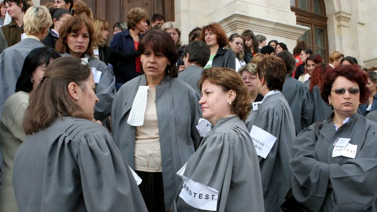 Grefierii: Protestează din nou. Din 2020, activitatea ar putea fi oprită nedeterminat / Grefierii din Iași, au ieșit în stradă. Cei din Teleorman au fost în prima zi de proteste 