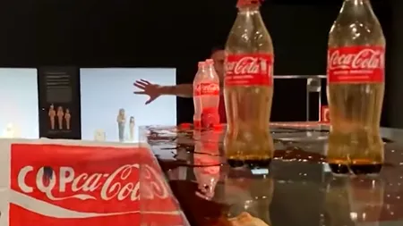 Un nou protest extrem la un muzeu din Spania. Doi activiști de mediu au stropit cu Coca-Cola o mumie egipteană