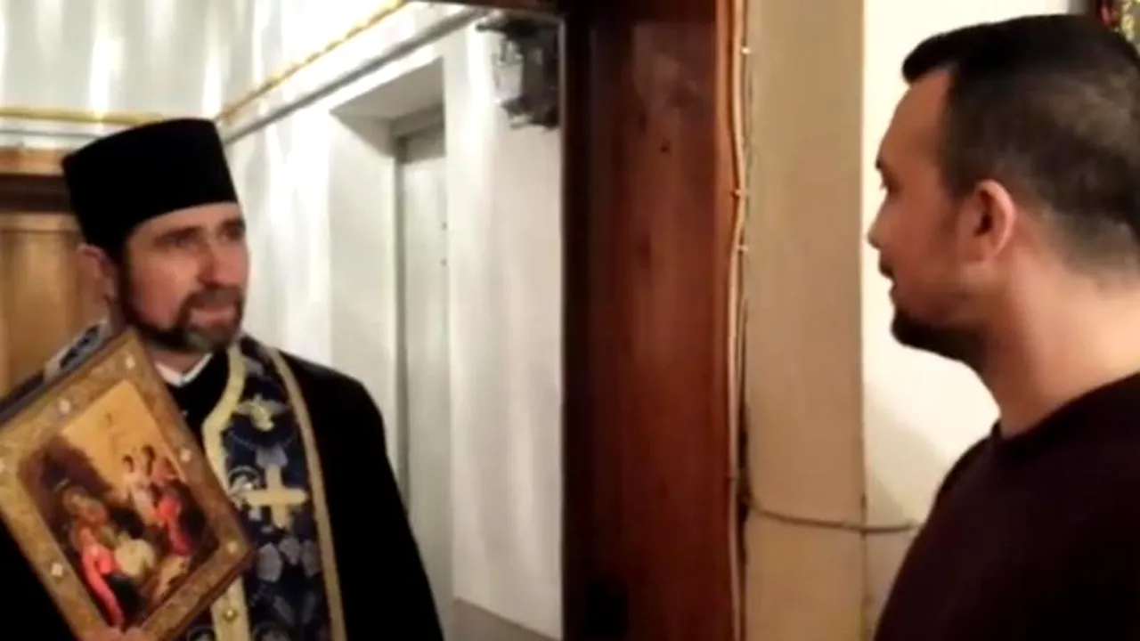 Cum este întâmpinat un preot venit să sfințească locuința unui tânăr. 