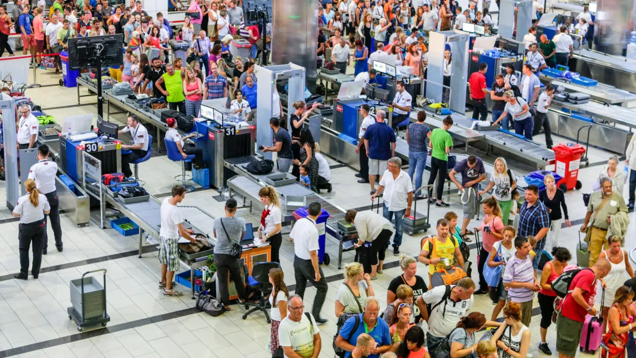 Aeroporturile lumii sunt cuprinse de haos. Companiile din aviație avertizează că problemele vor persista toată vara