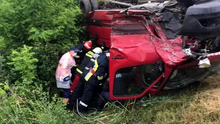ACCIDENT GRAV. Primele imagini de la coliziunea din județul Vâlcea, soldată cu 11 victime. Un microbuz și o mașină s-au izbit frontal, după care s-au răsturnat - FOTO/VIDEO