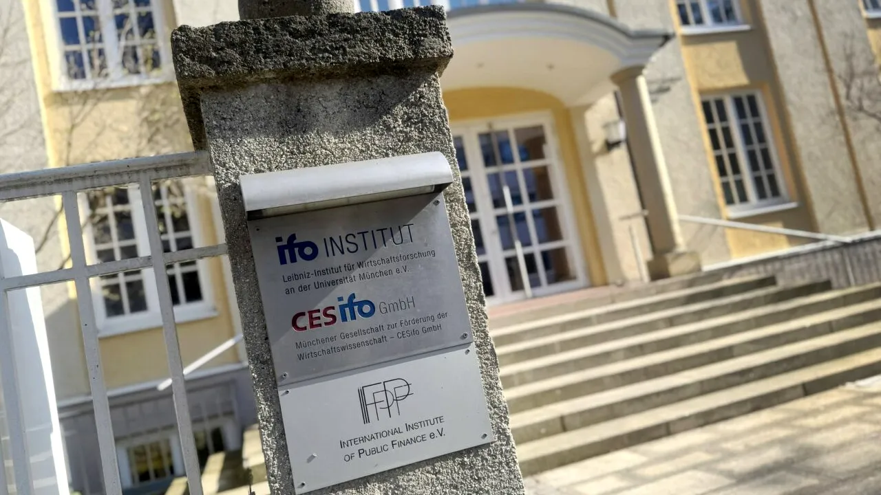 Handelsblatt: Un specialist german avertizează că o ripostă greșită a UE la tarifele lui Trump ar putea genera CRIZĂ mondială