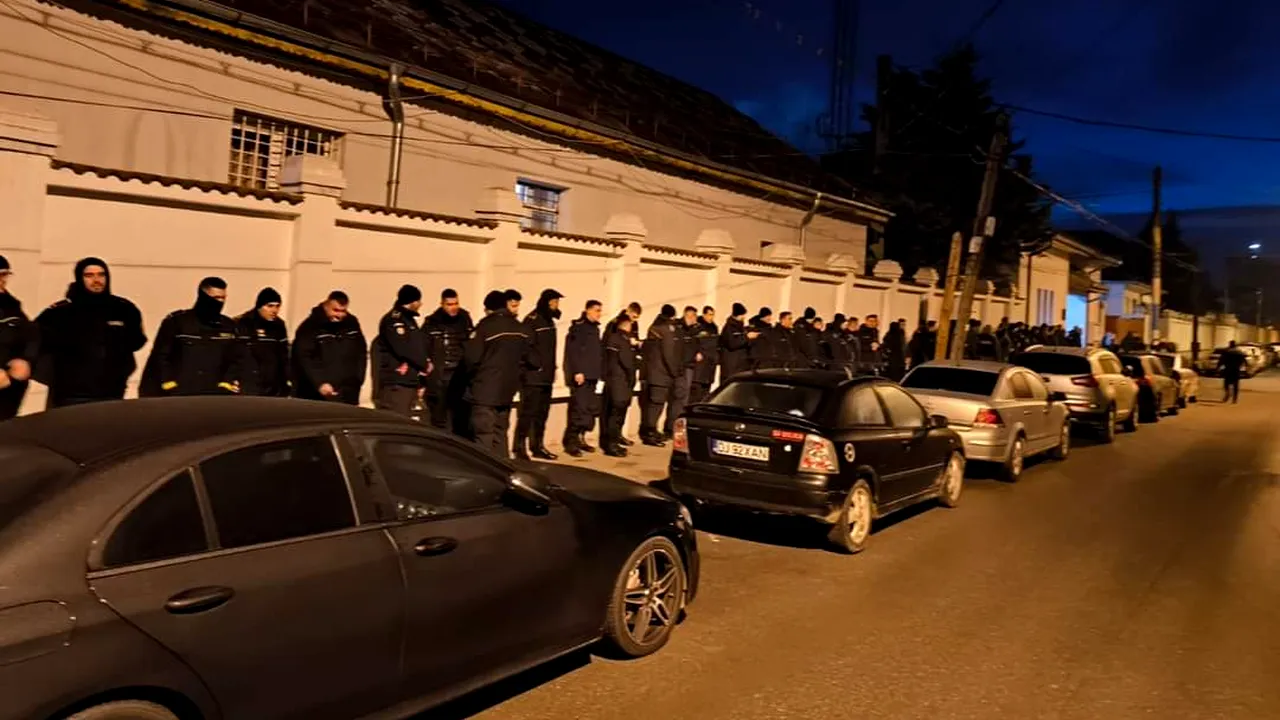 FOTO: Polițiștii de la Penitenciarul Craiova, protest de la prima oră a dimineții. Principalele nemulțumiri