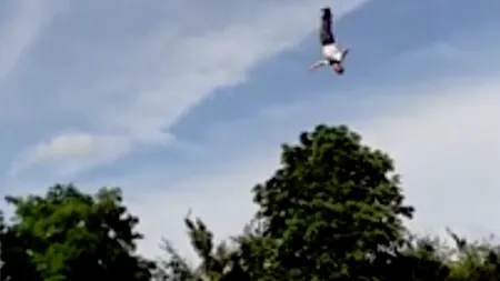 Noroc chior. Cum a reușit un bărbat să supraviețuiască după ce a căzut în cap de la zeci de metri - VIDEO