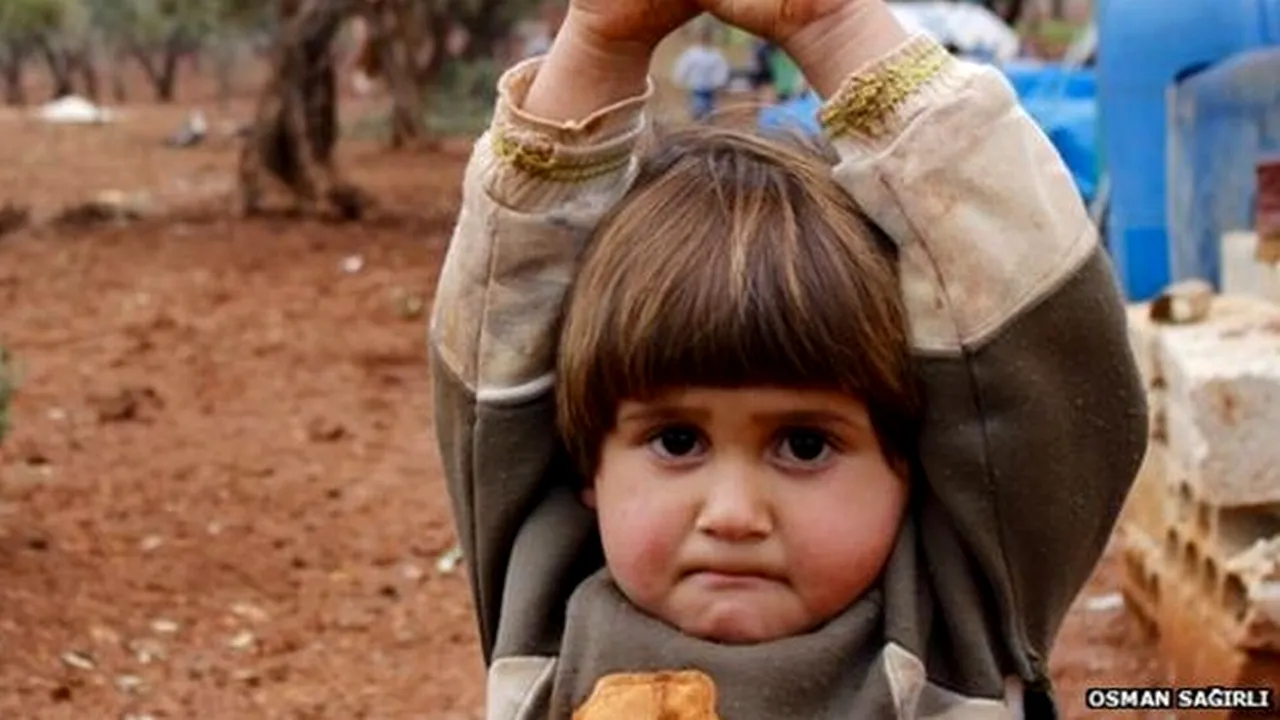 Fetița care ridică mâinile în aer crezând că obiectivul aparatului foto e o armă. Povestea completă a fotografiei care a făcut înconjurul lumii 