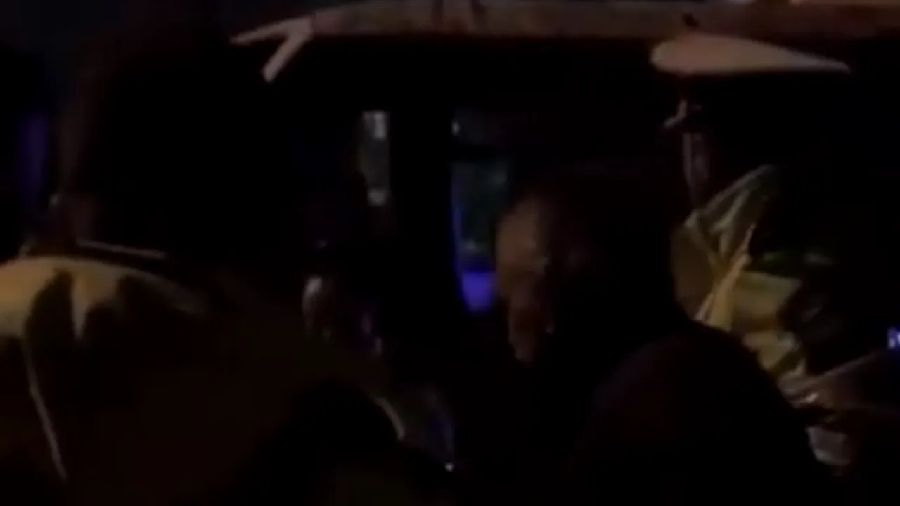 Mașini avariate după ce un șofer de autobuz s-a urcat beat la volan: „Matale omori lumea pe stradă!”