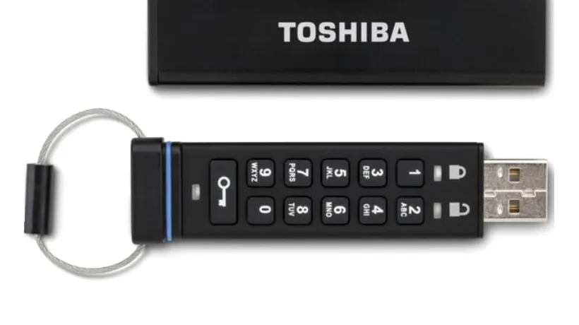 Toshiba a lansat un stick USB cu mini-tastatură. Cât costă gadget-ul