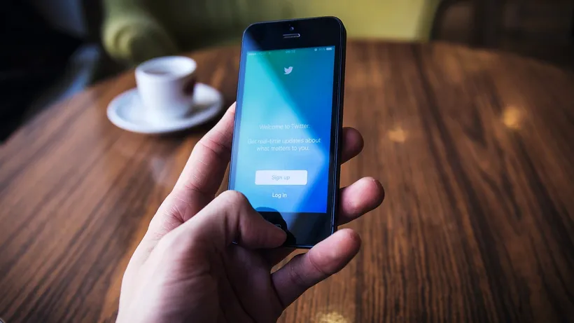 Twitter intenţionează să menţină permanent blocarea contului lui Donald Trump