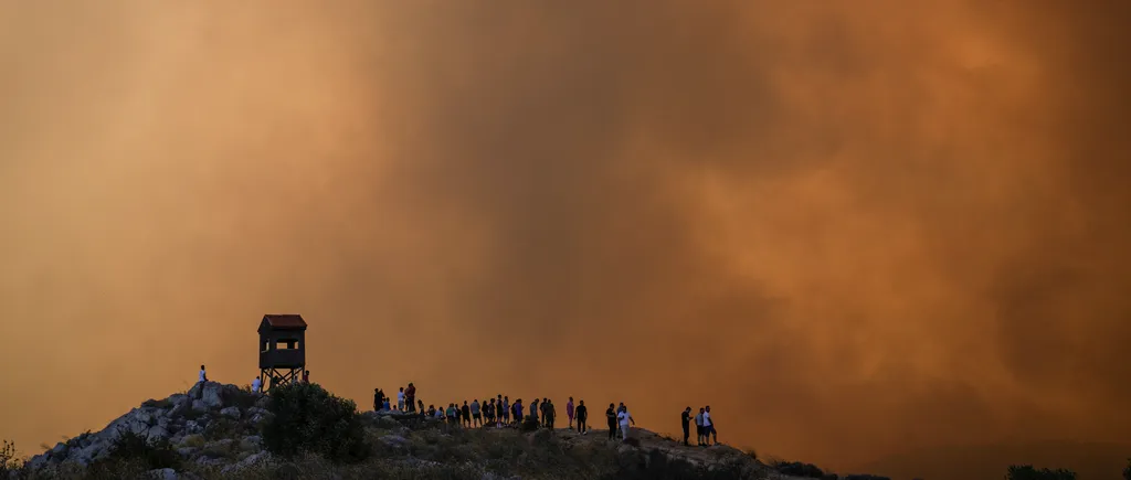 Ard insulele Greciei. 64 incendii au izbucnit în Rodos, Corfu și Evia
